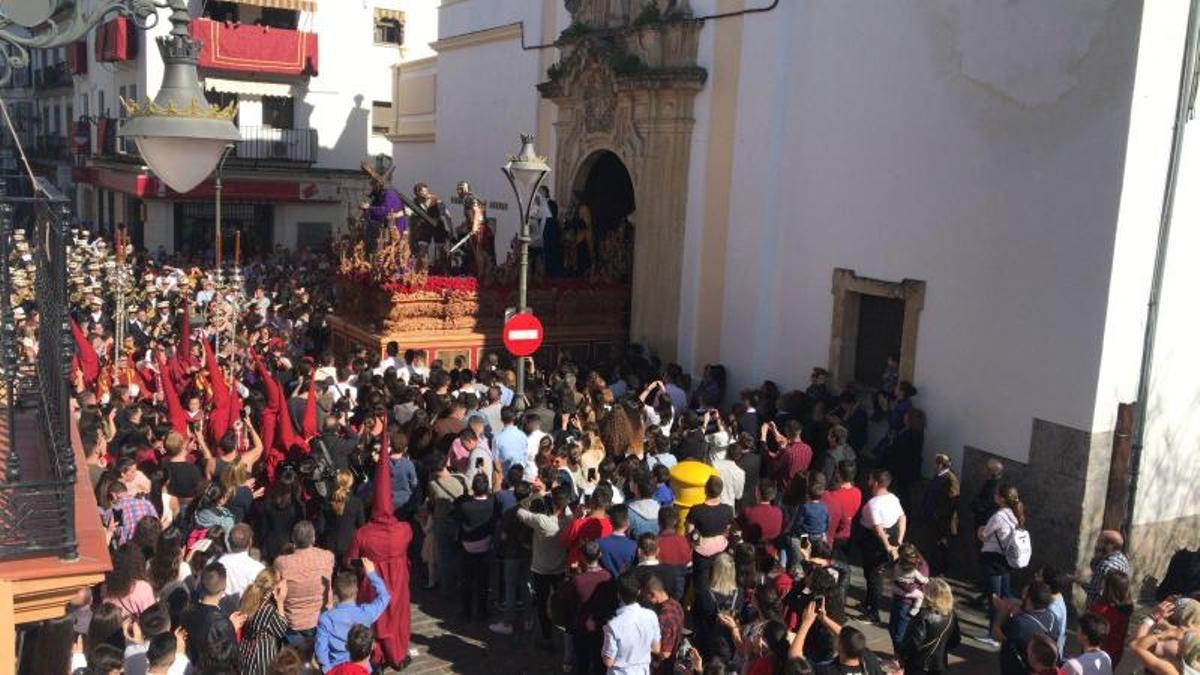 La noche culmina un Martes Santo primaveral e histórico