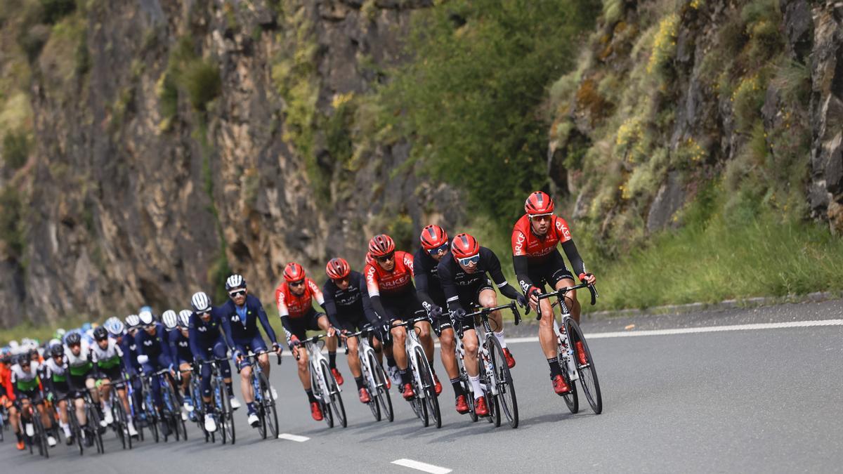 Las imágenes de la última etapa de la Vuelta a Asturias: crónica y reacciones