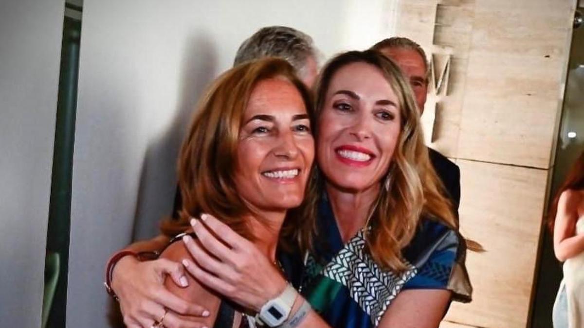 María Guardiola con su madre, Dolores Martín, el día de la investidura de la presidenta extremeña el pasado julio