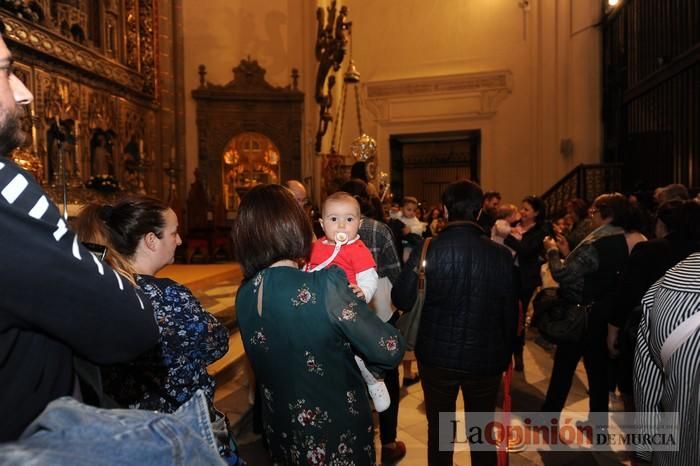 Los niños pasan por el manto de la Fuensanta