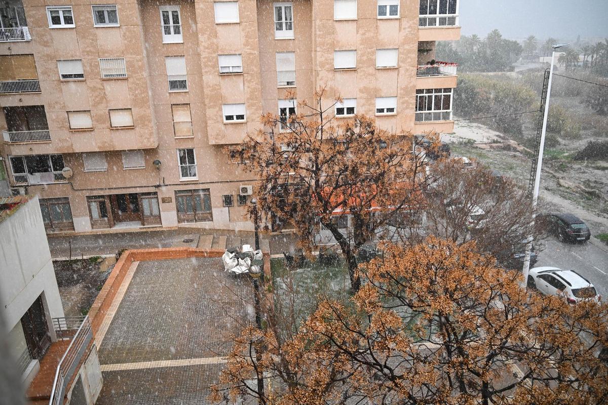 El granizo sorprende en La Marina