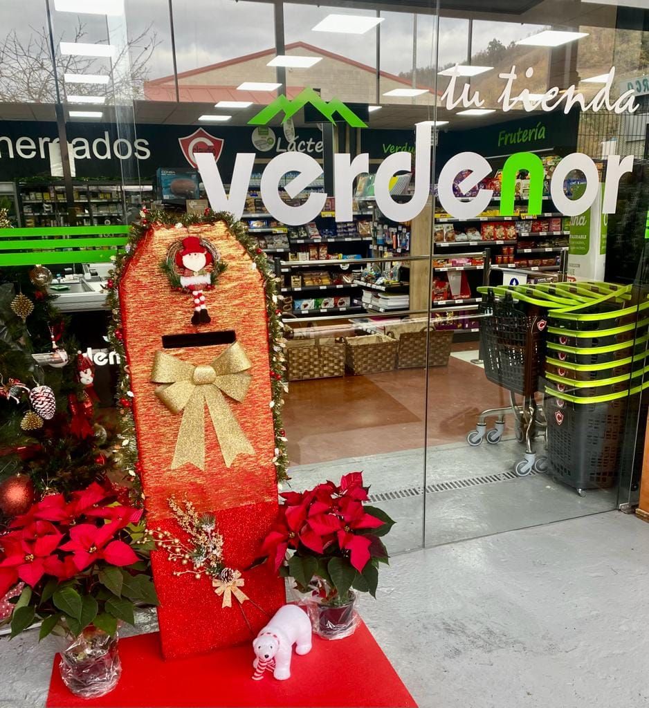 Los comerciantes de Laviana se vuelcan con la Navidad: instalan un centenar de buzones para recibir las cartas de los Reyes Magos y Papá Noel