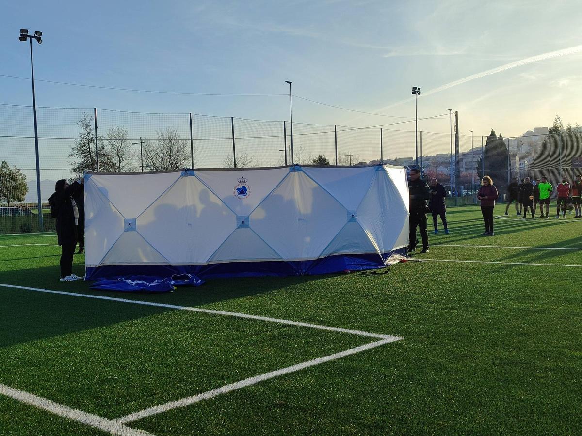 El jugador fue atendido dentro de una carpa para preservar la intimidad del duro momento.