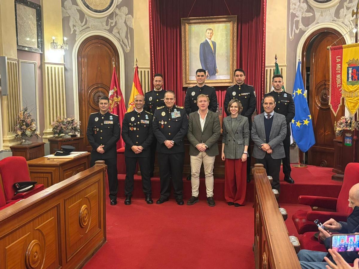 Los agentes de Policía Local que han ascendido tras el acto de toma de posesión en compañía del alcalde de Badajoz, Ignacio Gragera; de la concejala de Policía Local, Gema Cortés; y el de Recursos Humanos, Eladio Buzo.