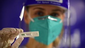 Òmicron ja és la variant dominant a Madrid i les Canàries