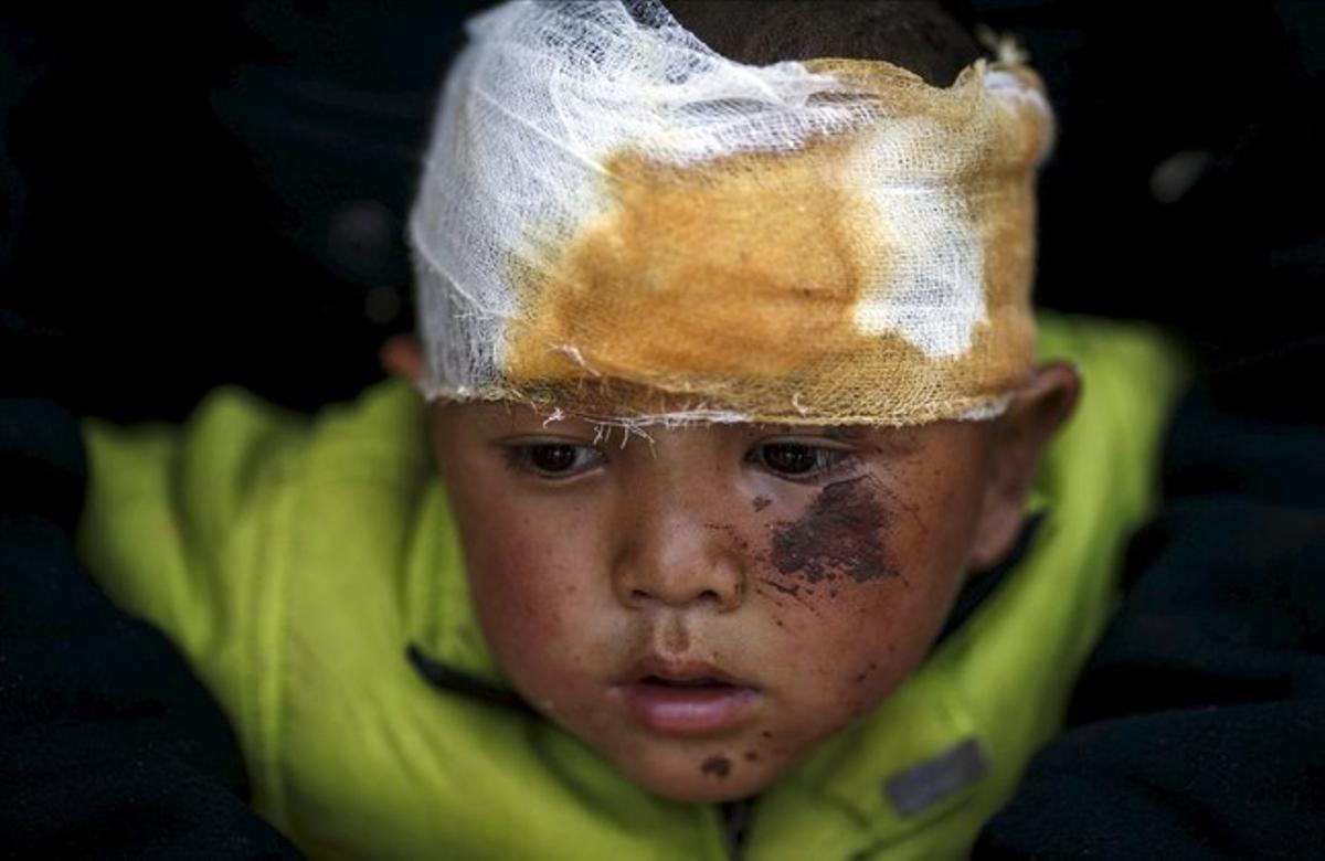 Abhishek Tamang, de 4 años,mira después de recibir tratamiento médico, tras el terremoto del sábado , en el hospital de Dhading , en Dhading Besi , Nepal 27 de abril de 2015.