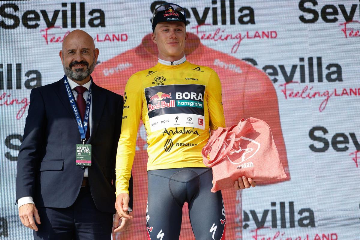 El belga Maxim Van Gils gana en Nerja y es el primer líder de la ronda andaluza