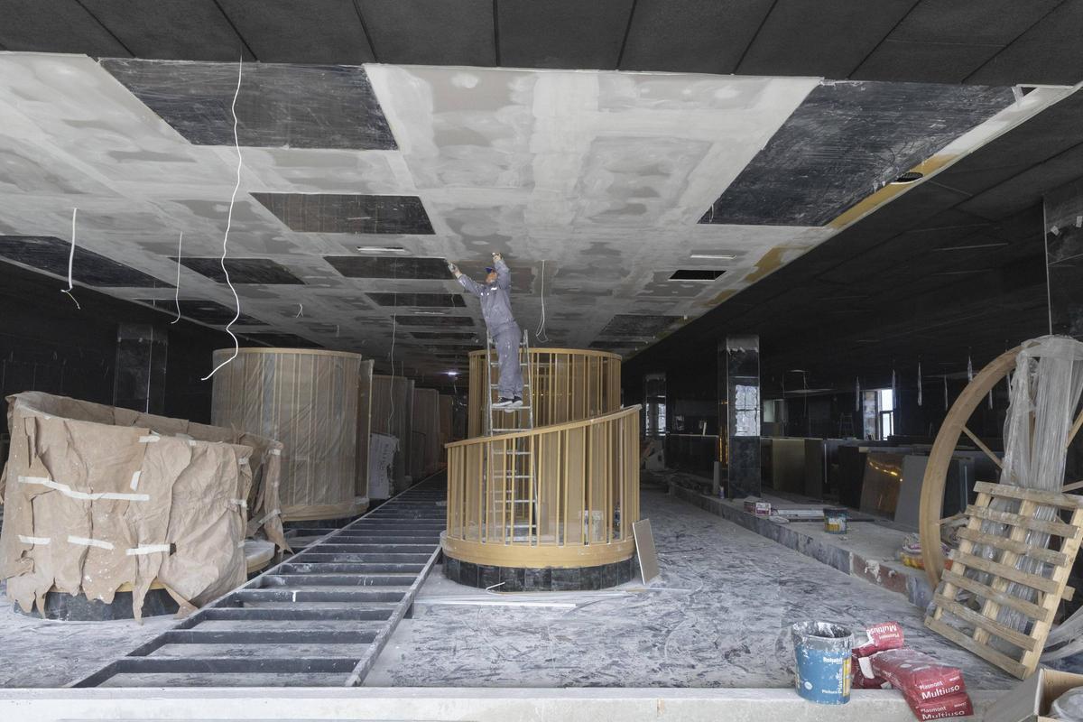 Trabajos de adecuación en el interior del futuro restaurante japonés de la Ronda Sèquia la Vila de Xàtiva.