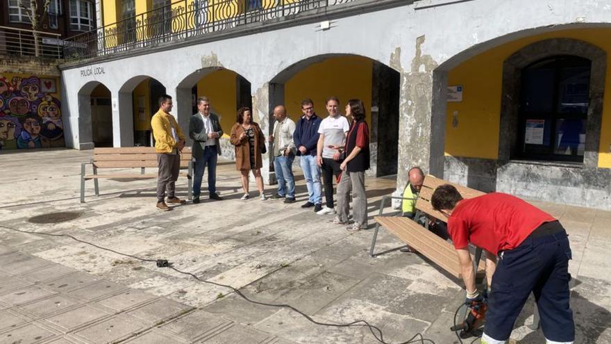 Ediles de la Corporación junto a los nuevos bancos. |