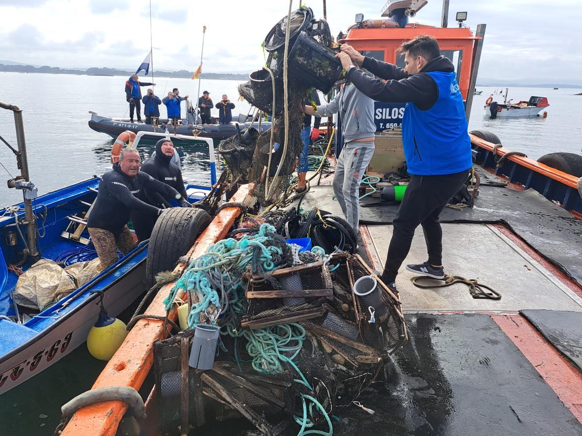 Retirada de basura en el lecho marino de Guidoiros Areoso.