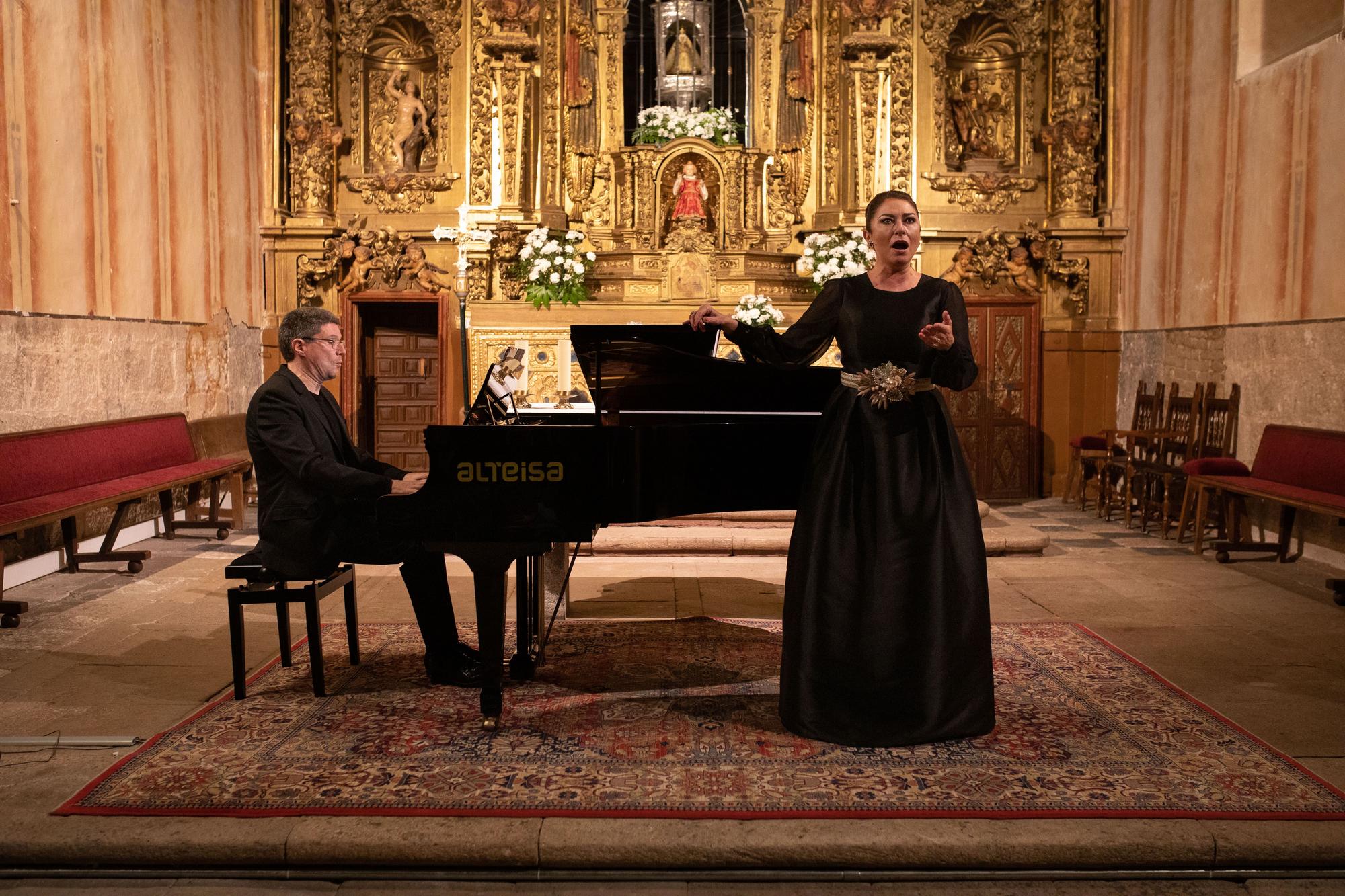 GALERÍA | Así brilla la iglesia de La Hiniesta brilla: concierto e iluminación, en imágenes