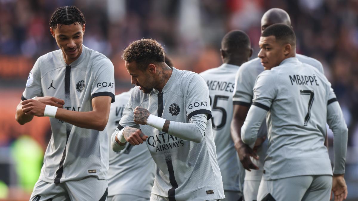 Ekitike, celebrando un gol con Neymar y Mbappé