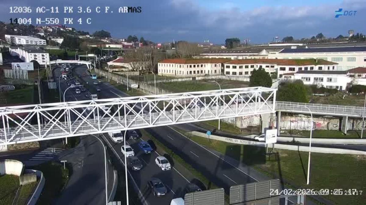 Retenciones kilométricas en la salida de A Coruña por la avenida de Alfonso Molina.