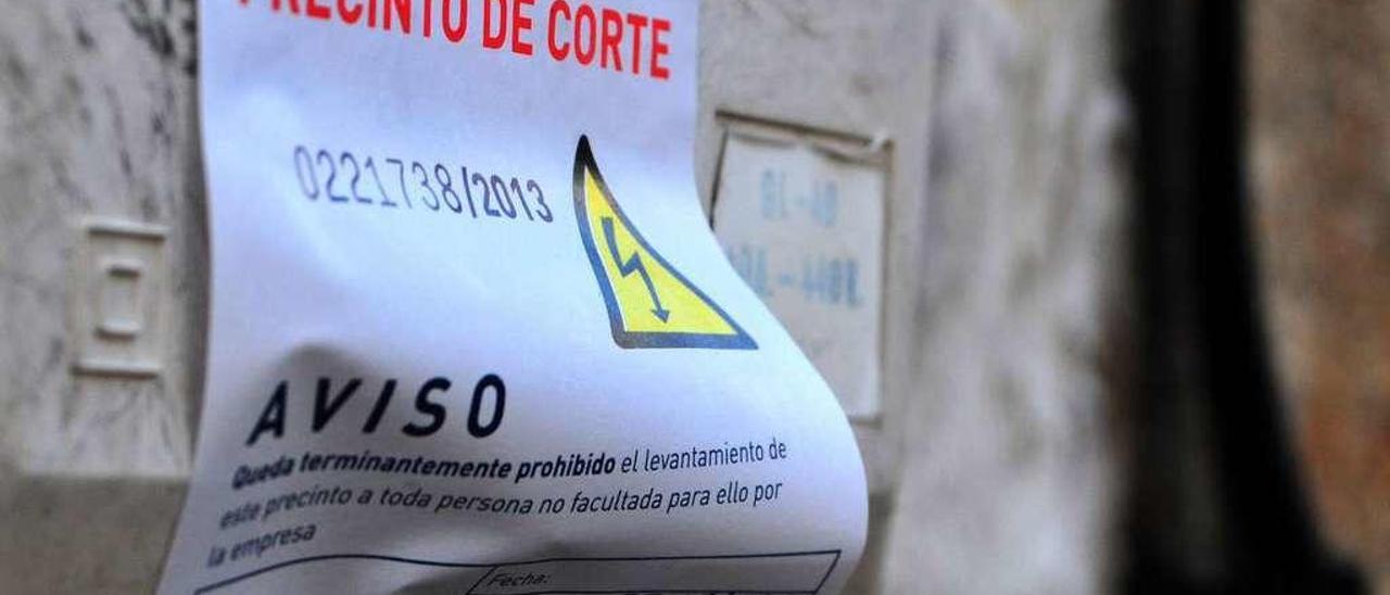 Un contador de la luz precintado en Vilagarcía. // Iñaki Abella