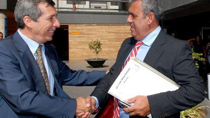 Guillermo Reyes y José Luis Mena se saludan en los Juzgados de Telde. i  SANTI BLANCO