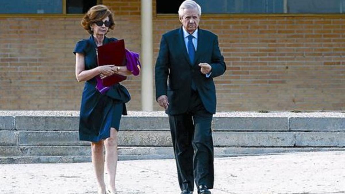 Javier Gómez de Liaño sale de la cárcel de Soto del Real junto a su mujer, la abogada Dolores Márquez de Prado, tras reunirse con Bárcenas.