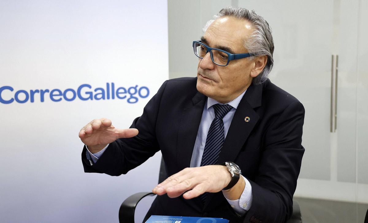 El presidente de la Asociación Eólica de Galicia, Manuel Pazo, durante la entrevista en El Correo Gallego