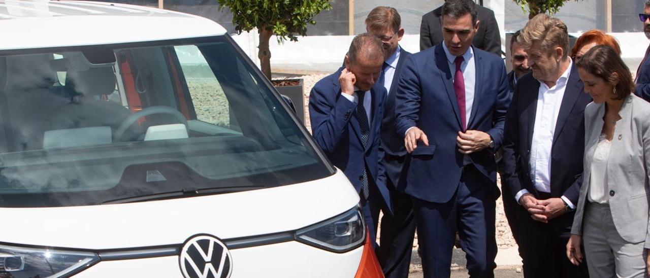 Sánchez, con directivos Volkswagen.