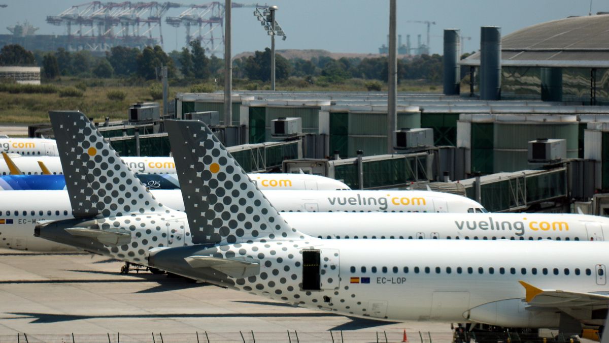 Diversos avions de Vueling estacionats a la terminal 1 de l&#039;Aeroport del Pray