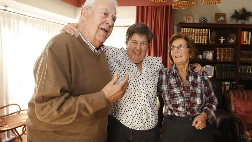 Ángela, en el centro, posa junto a su padre y a su madre.