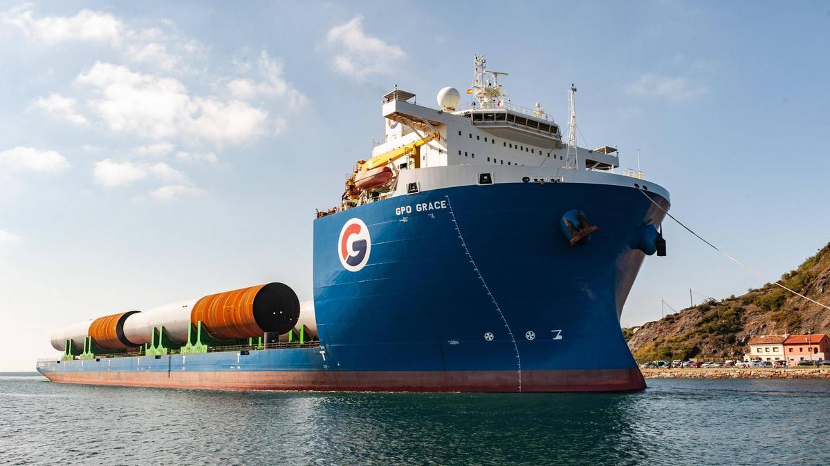 Así fue la espectacular primera entrada del &quot;GPO Grace&quot;, el barco más grande en atracar en el puerto de Avilés