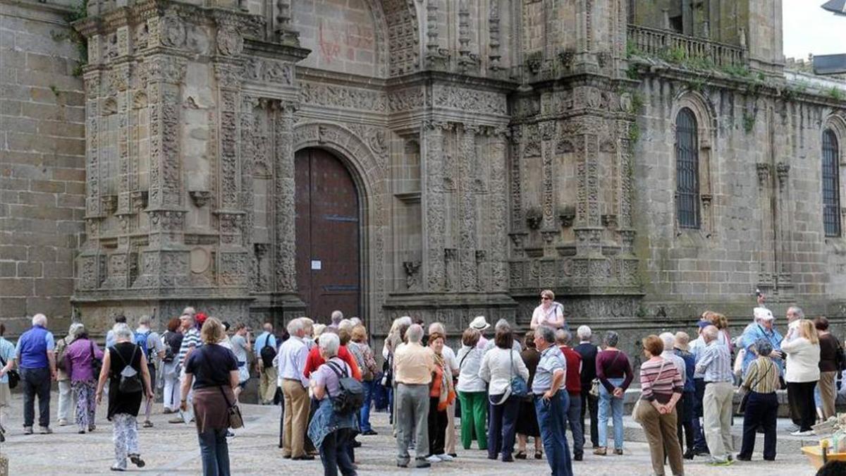 Turistas ante la catedral de Plasencia, que incorporará la realidad virtual.