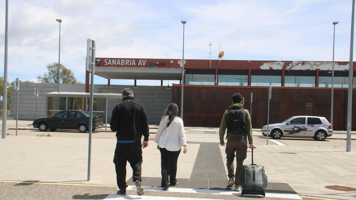 Viajeros llegando a la estación de Otero de Sanabria.