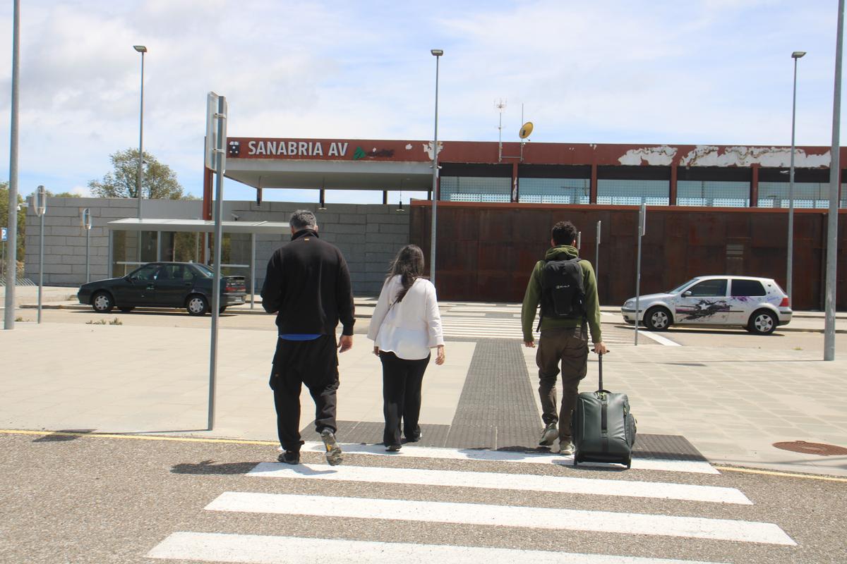 Viajeros llegando a la estación de Otero de Sanabria ayer.