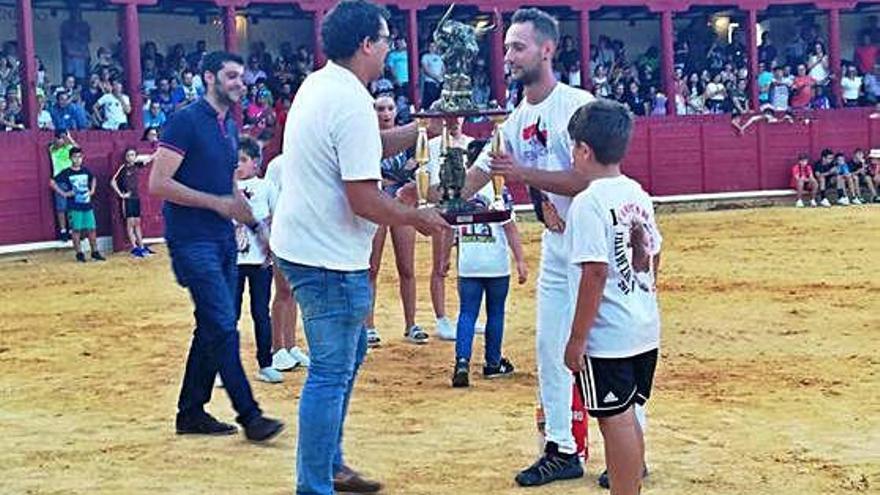 El alcalde, Tomás del Bien, entrega el trofeo al ganador del certamen, &quot;Guindi&quot;.