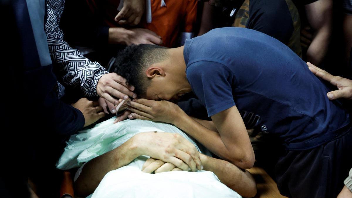 Un familiar reacciona junto al cuerpo de Adnan Bani Odeh, un palestino que murió en un enfrentamiento con tropas israelíes, antes de su funeral cerca de Tubas, en la Cisjordania ocupada por Israel.