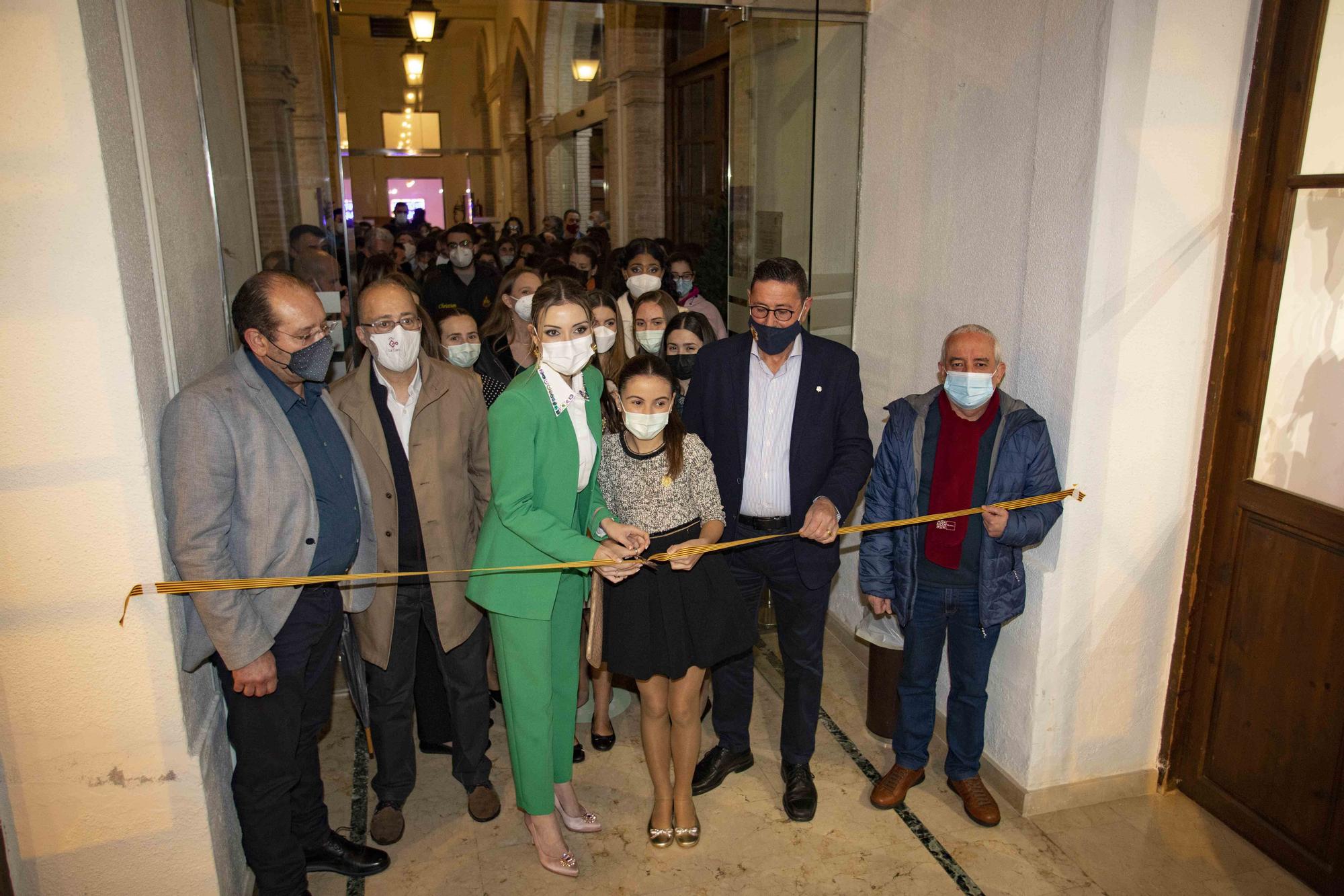 Inauguración de la exposición del "ninot" celebrada en la cada de la cultura de Alzira.