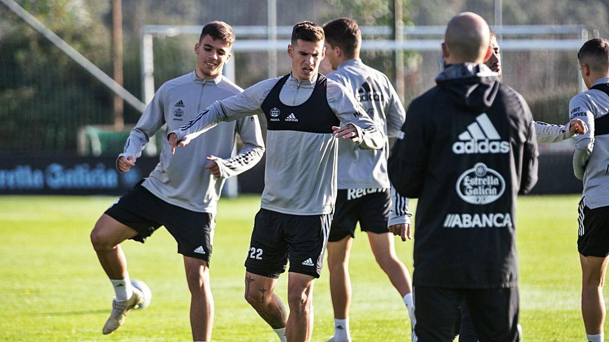 Santi Mina y Gabri Veiga, durante el entrenamiento matinal celebrado ayer en A Madroa. |  // RC CELTA