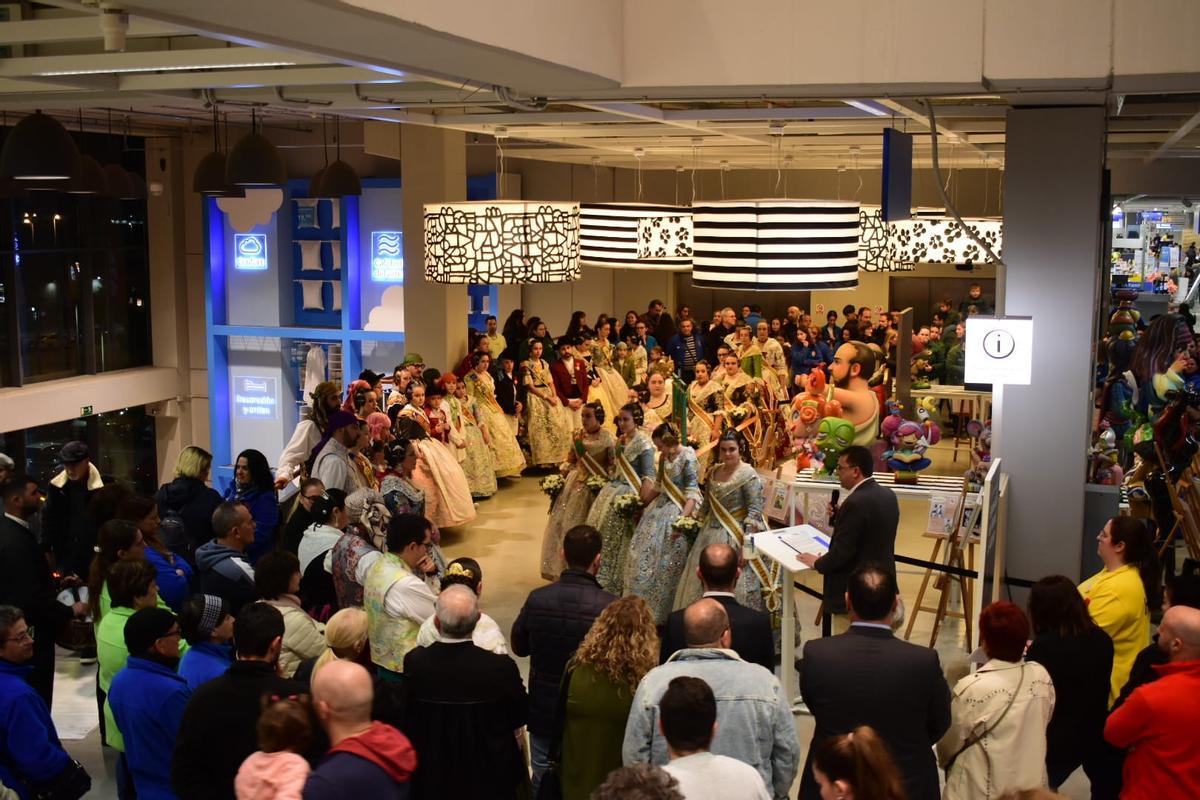 El hall de Ikea lleno de falleras y falleros en la inauguración de la exposición.