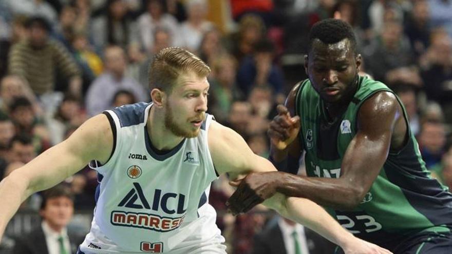 Patrik Auda (esquerra), el dia del seu debut contra el Joventut, equip que va intentar el seu fitxatge