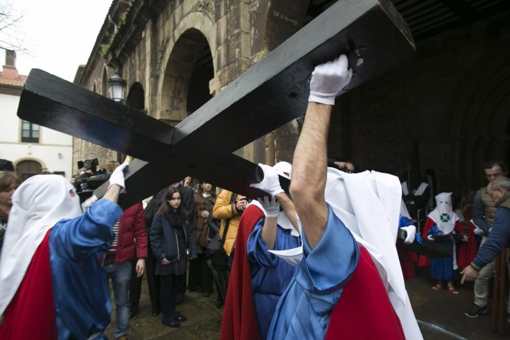 Desenclavo y procesión del Santo Entierro en Avillés