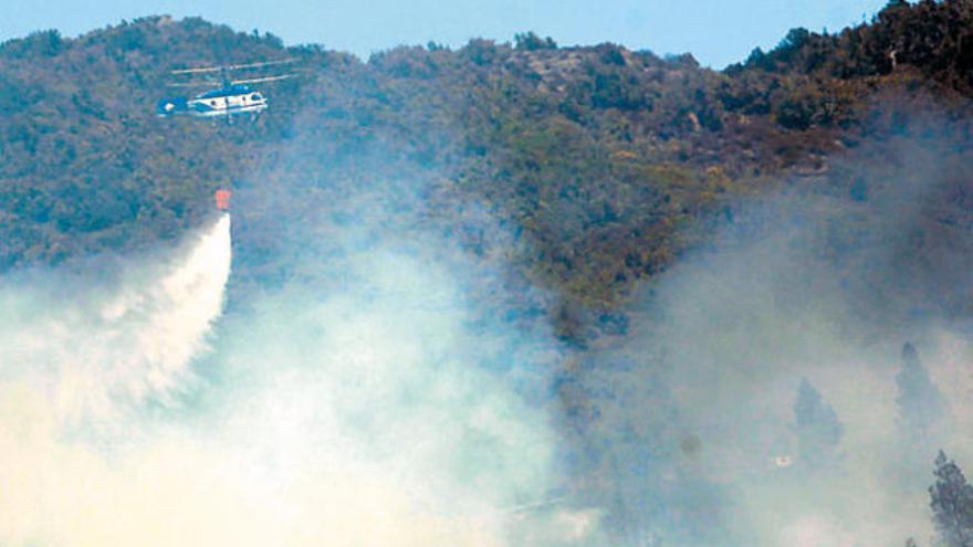 Un helicóptero descargando, ayer,  agua sobre el incendio en el Parque Nacional de Garajonay.