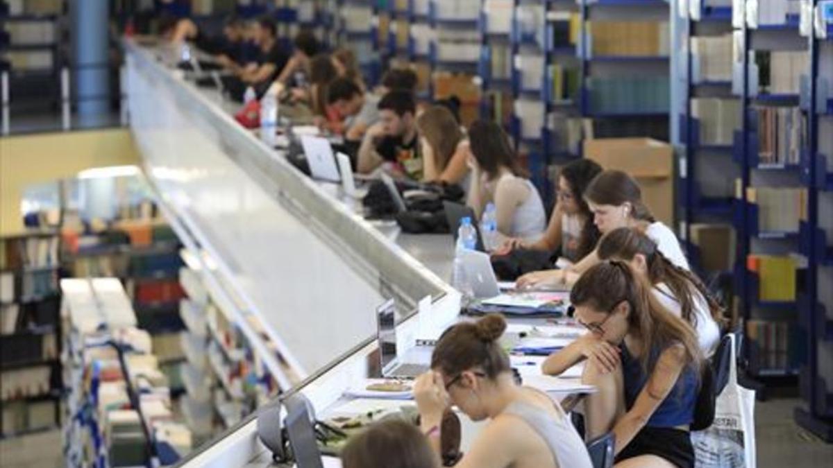 Estudiantes preparando exámenes en la biblioteca de Letras de la UAB.