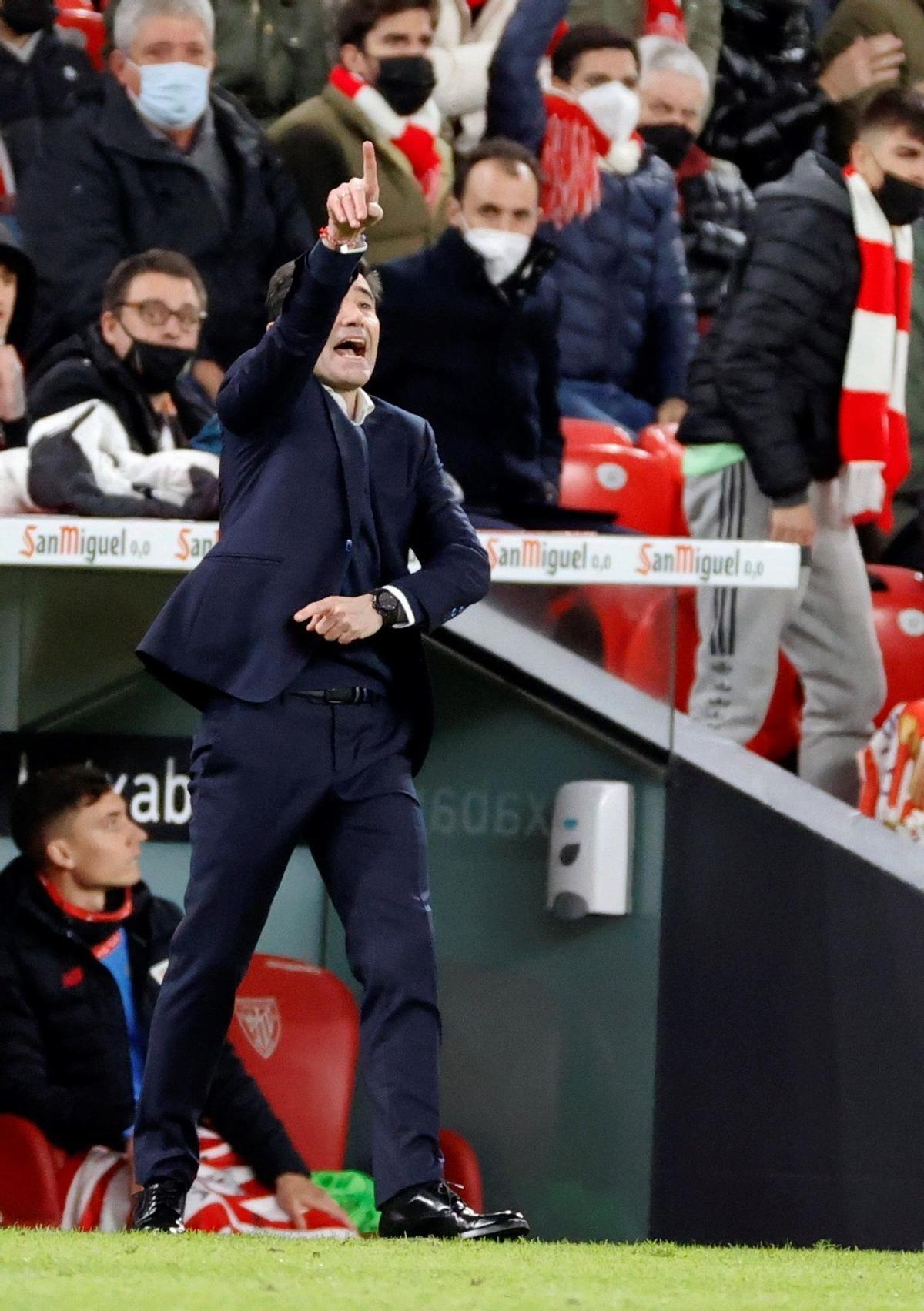 BILBAO, 20/01/2022.- El técnico del Athletic Club, Marcelino García, durante el encuentro correspondiente a los octavos de final de la Copa del Rey que disputan hoy jueves frente al FC Barcelona en el estadio de San Mamés, en Bilbao. EFE / Luis Tejido.