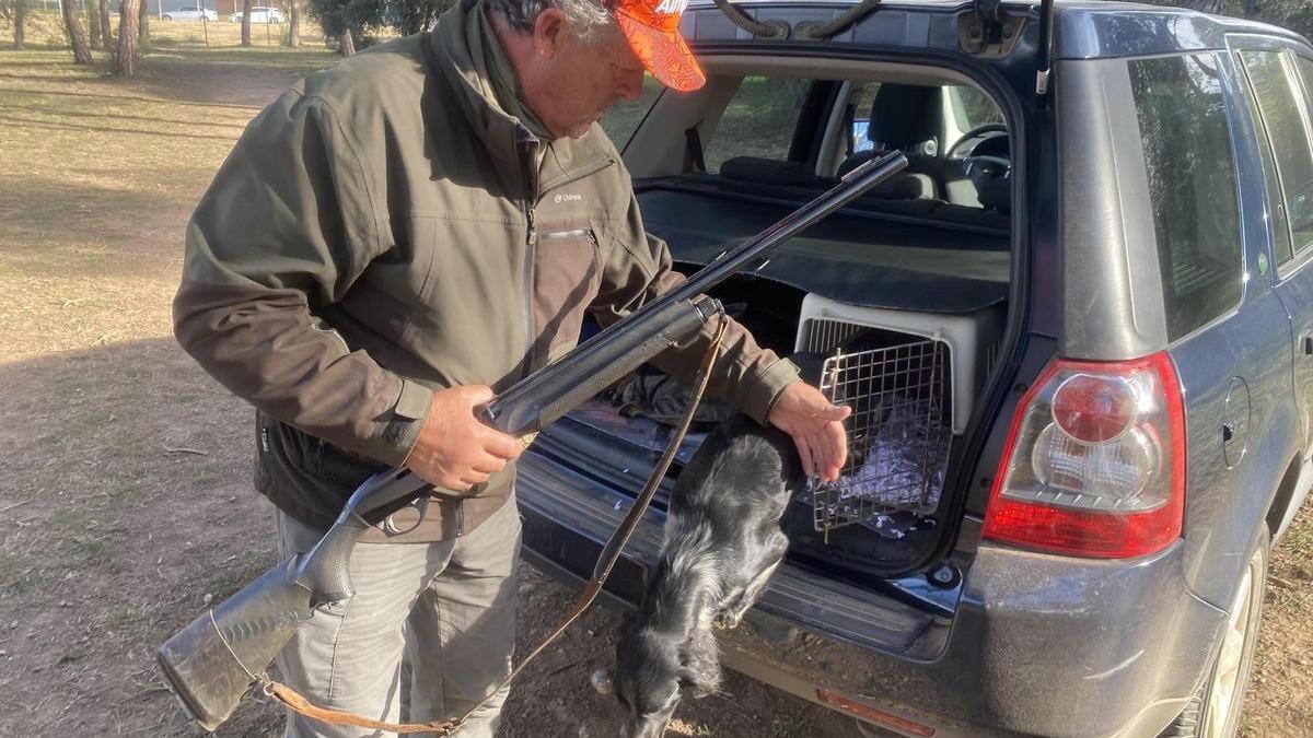 Cándido Pérez, caçador de Sant Fruitós, preparant-se per sortir al bosc amb el seu gos