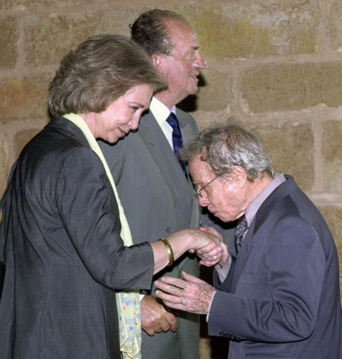  El diseñador besa la mano de la Reina Doña Sofía en el Castillo-Palacio de Valderrobres.