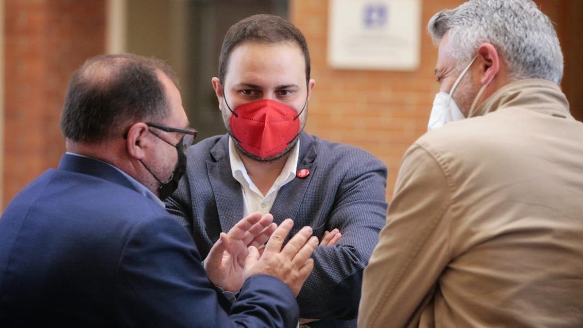 Gil, López y Renau departen antes de la asamblea.