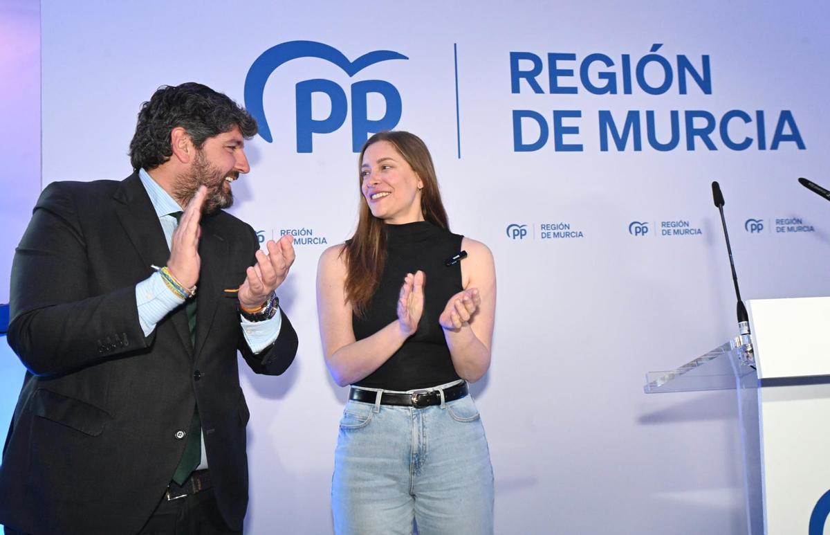 Fernando López Miras y la portavoz del PP en el Congreso, Ester Muñoz, en la Junta Directiva Abierta del PP en Murcia