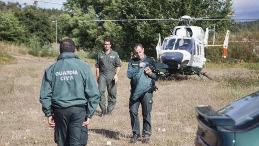 El helicóptero que rastreó el entorno el pasado sábado. // Bernabé/Javier Lalín/Ana Agra