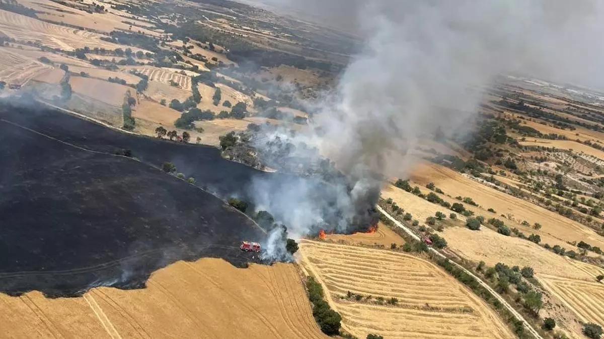 Un incendio en Martorell obliga a cortar la circulación de la R4