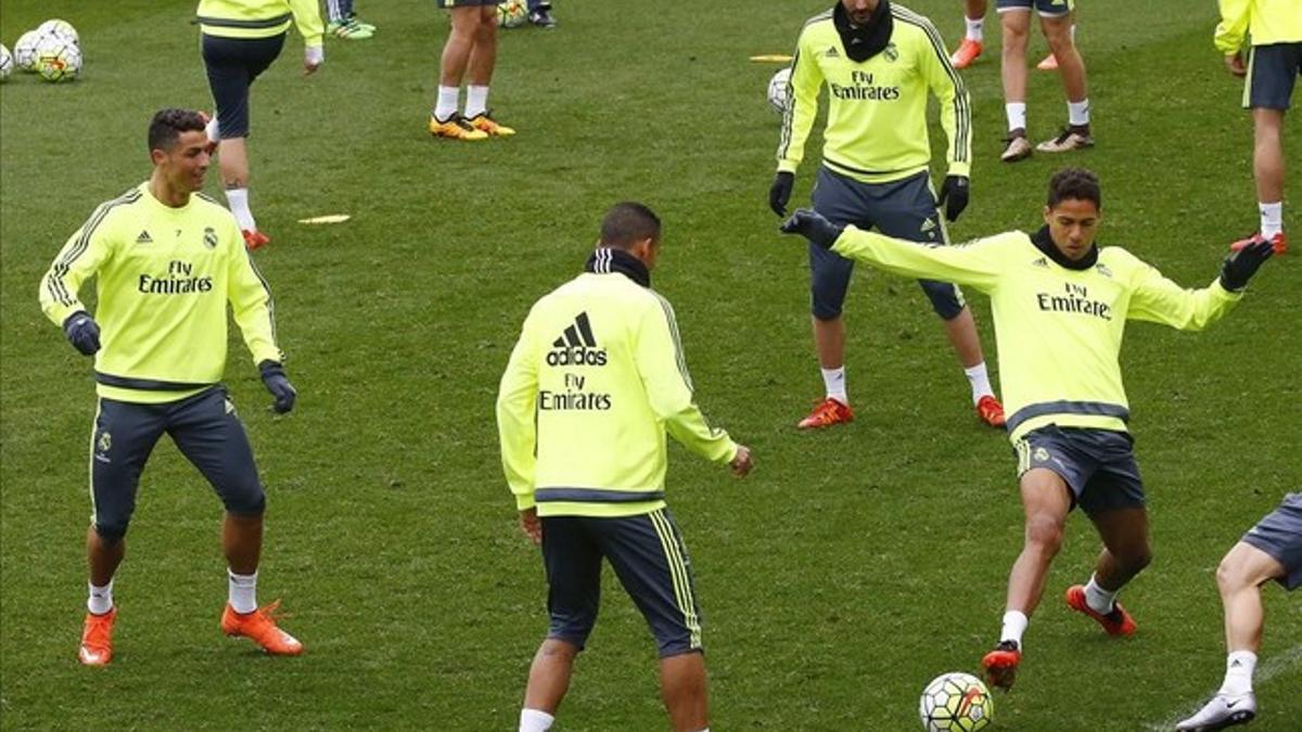 Ronaldo, Benzema y Varane, durnate el entrenamiento de este viernes en Valdebebas.