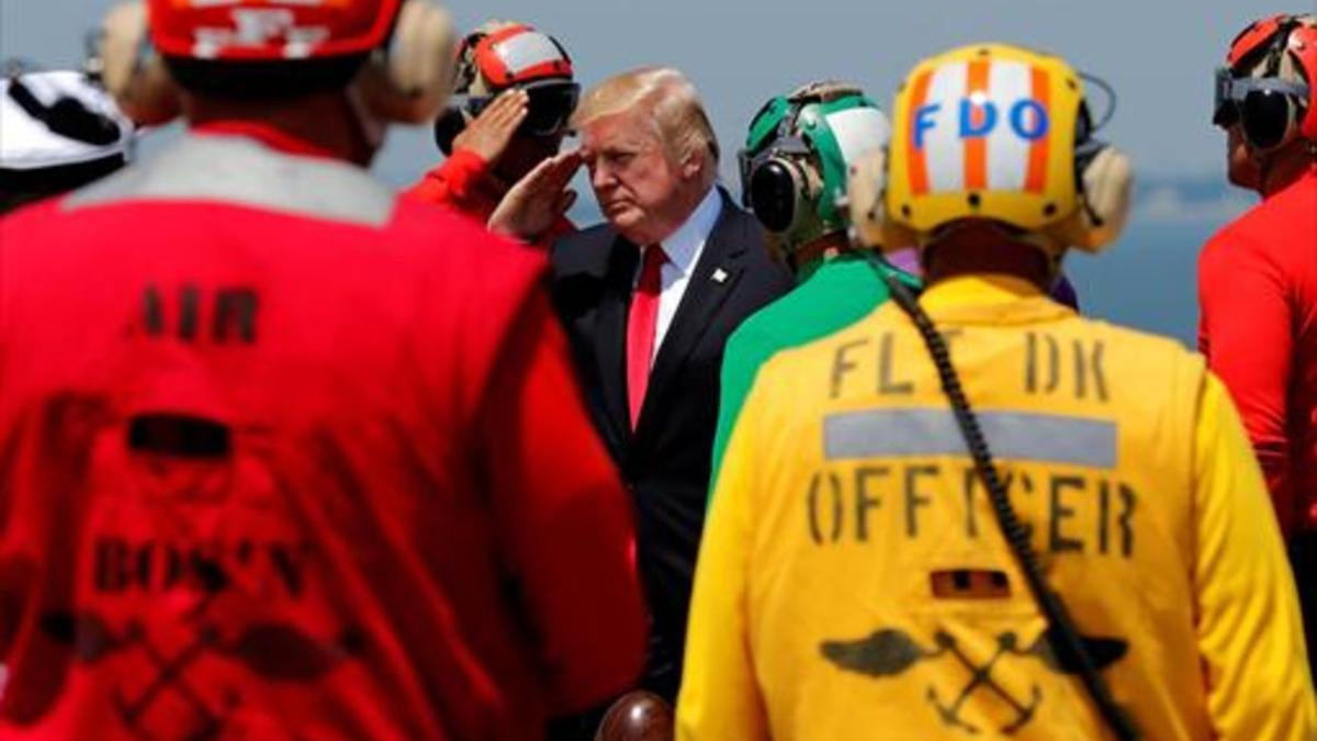 El presidente Trump a su llegada al portaaviones USS Gerald R. Ford, ayer, en el puerto de Norfolk (Virginia).