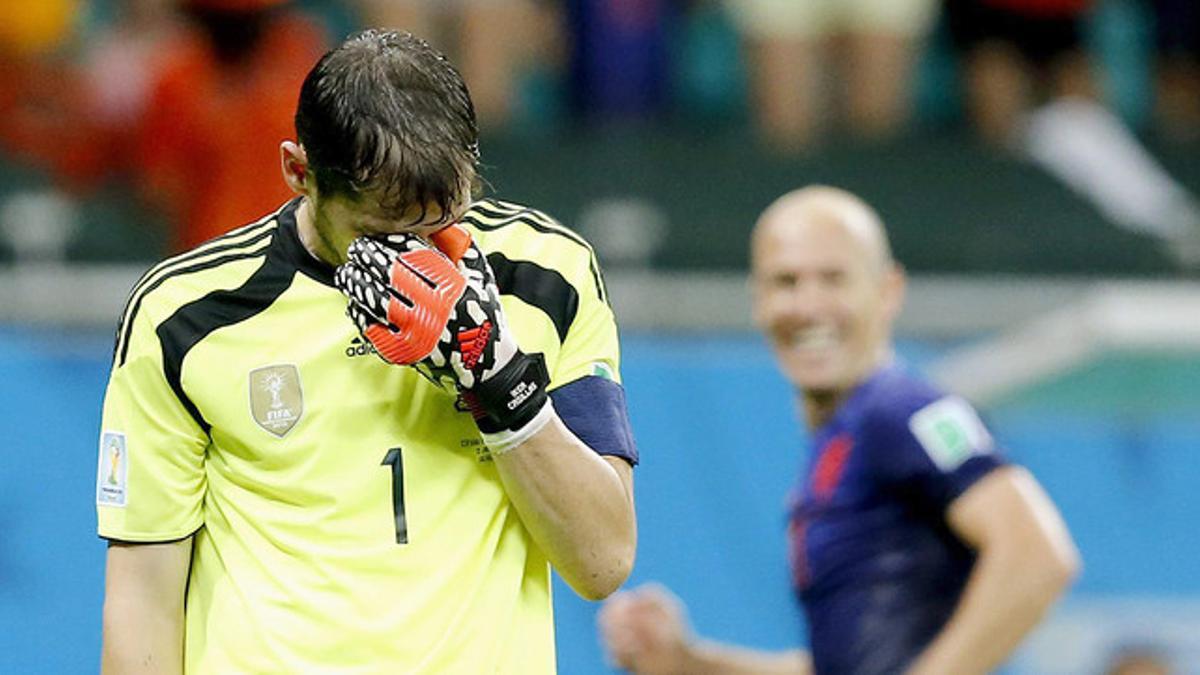 Iker Casillas, cabizbajo tras encajar el segundo gol de Robin van Persie