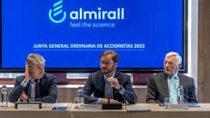 El consejero delegado y presidente de Almirall, Carlos Gallardo Piqué (en el centro) en la junta de accionistas de la farmacéutica.