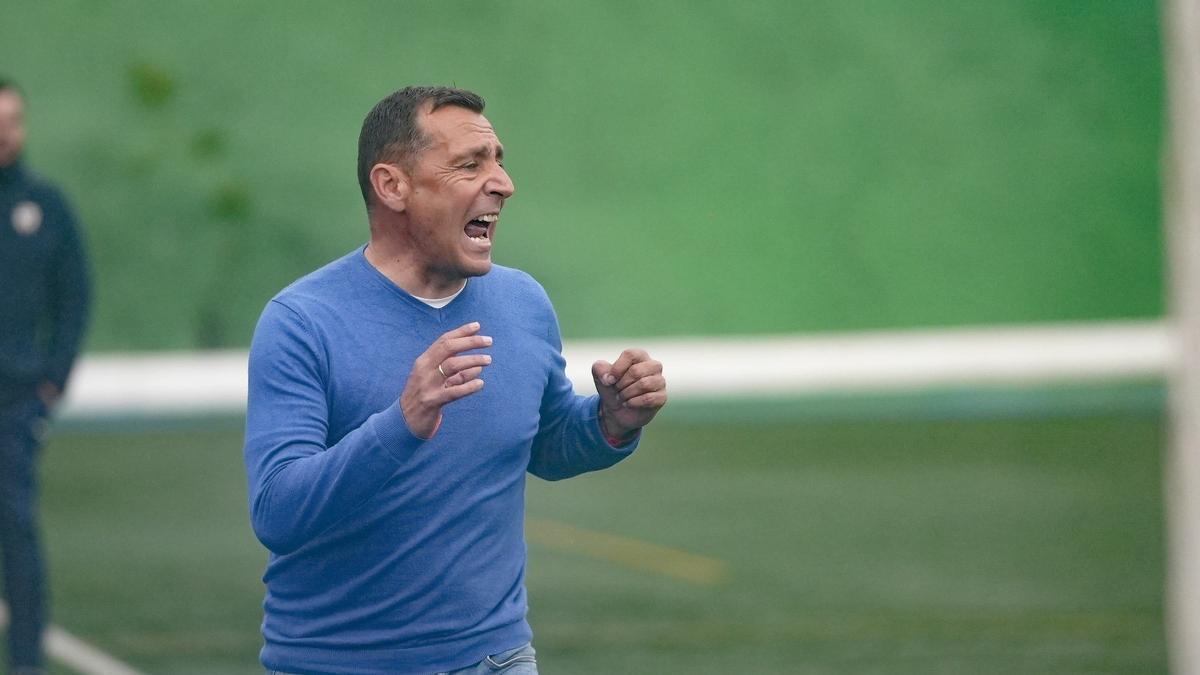 Juan Carlos Quero da instrucciones a sus jugadores durante un encuentro de esta temporada.