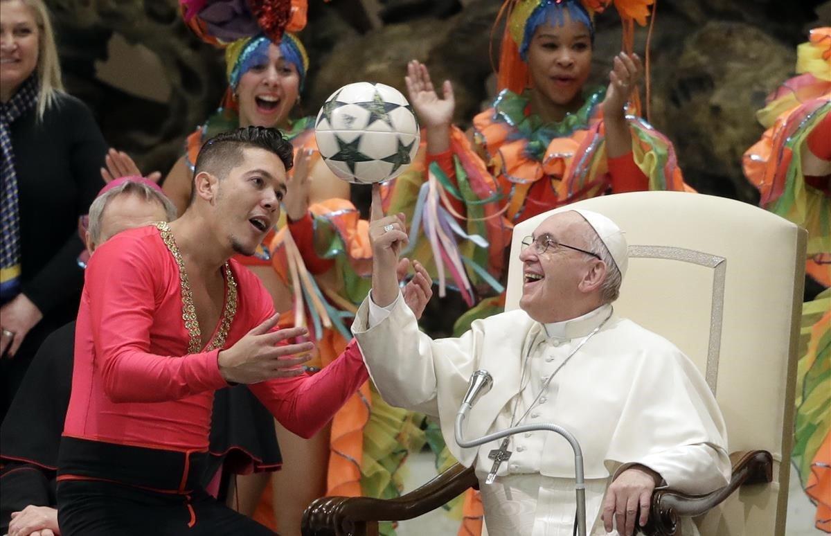 El Papa Francisco gira un balón de futbol que le fue entregado por un miembro del Circo de Cuba.